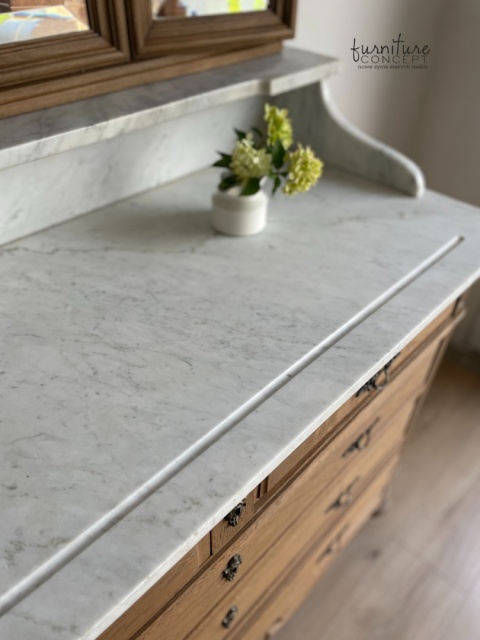 Dębowa komoda z marmurowym blatem i składanym kryształowym lustrem