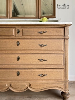 Dębowa komoda z marmurowym blatem i składanym kryształowym lustrem