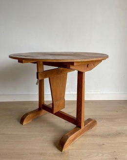 Składany okrągły stolik winiarski 