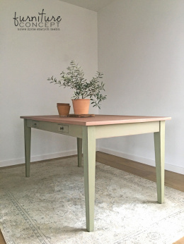 Pistacjowy stół z czterema szufladkami - lite drewno mahoń