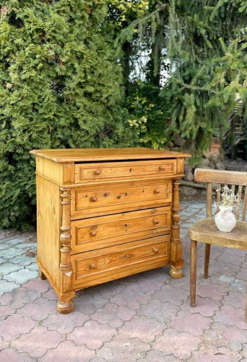 Wiekowa komoda sosnowa z szufladami