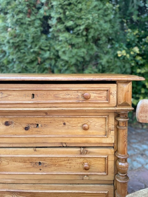 Wiekowa komoda sosnowa z szufladami