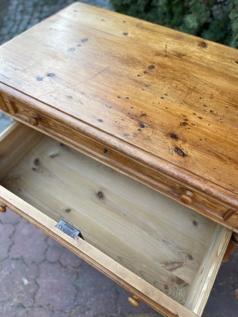 Wiekowa komoda sosnowa z szufladami