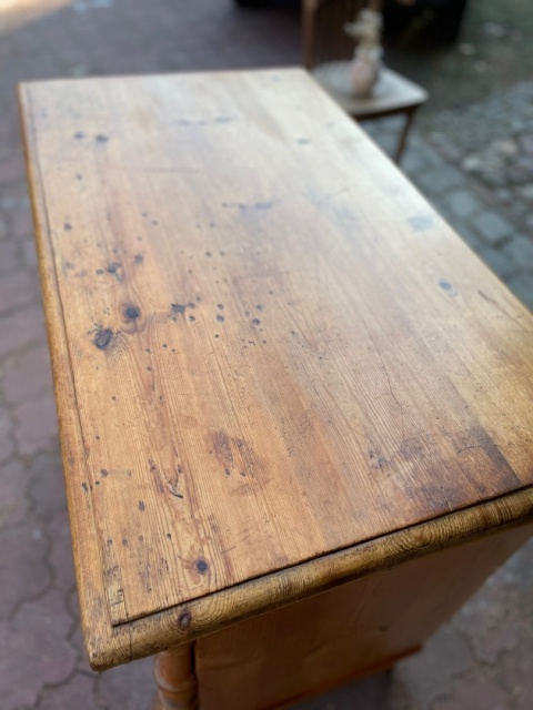 Wiekowa komoda sosnowa z szufladami